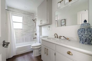 Douche, séchoir à cheveux, serviettes fournies, shampooing