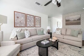 TV, offices - Suniland w/Pool, Hot-tub and sauna! (Fredericksburg)