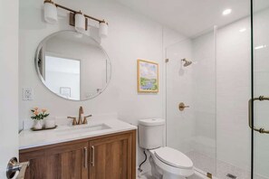 Douche, séchoir à cheveux, serviettes fournies, shampooing