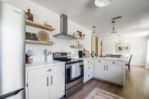 Fridge, microwave, oven, stovetop - Suniland w/Pool, Hot-tub and sauna! (Fredericksburg)