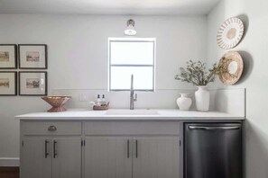 Interior - Suniland w/Pool, Hot-tub and sauna! (Fredericksburg)