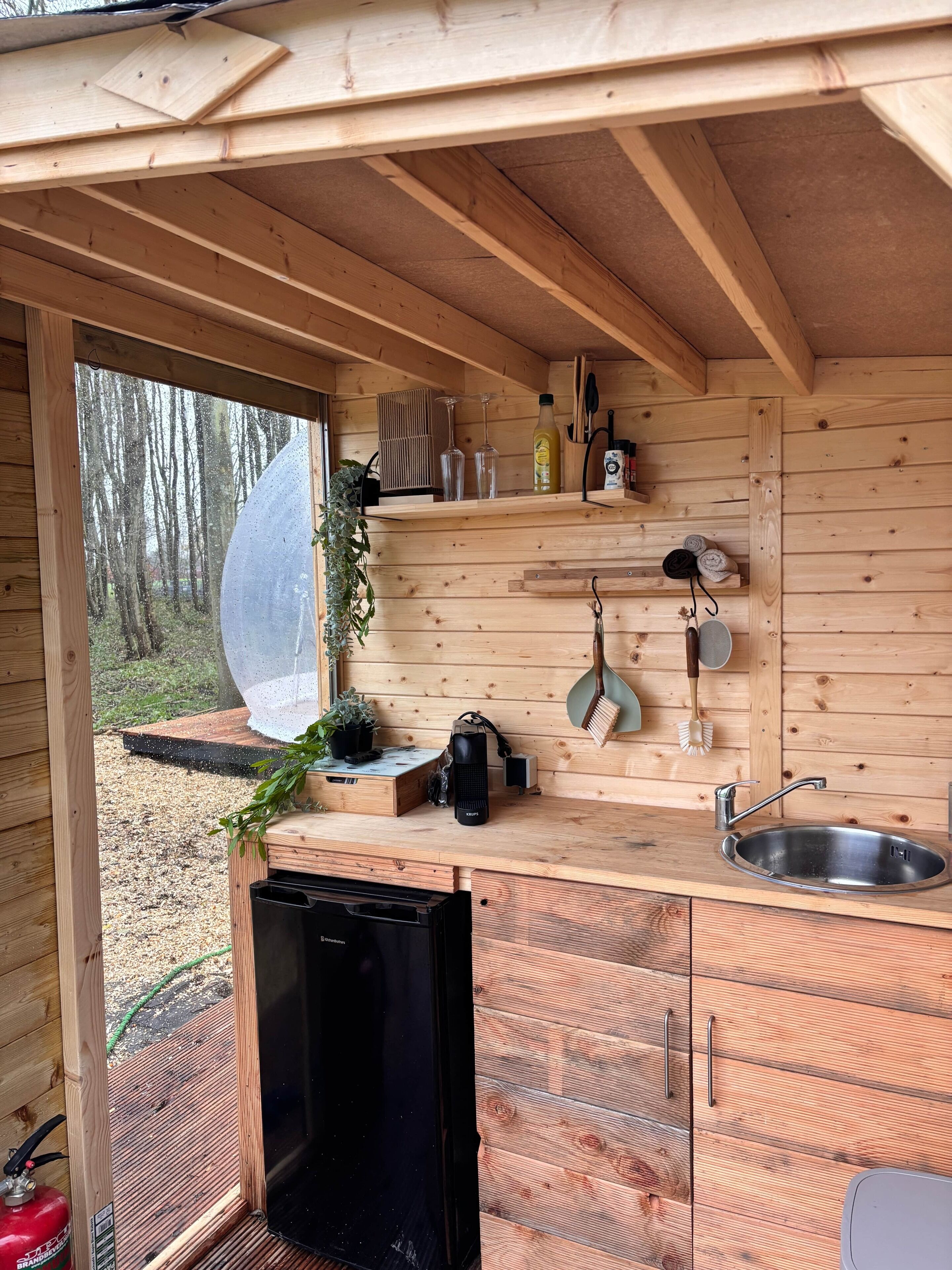 Réfrigérateur, plaque de cuisson, cafetière/bouilloire