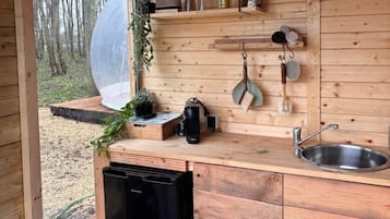 Een koelkast, een kookplaat, een koffiezetapparaat/waterkoker