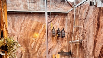 Ducha, artículos de higiene personal ecológicos, toallas y jabón