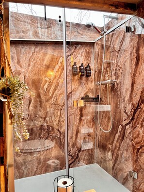 Douche, articles de toilette écologiques, serviettes fournies, savon