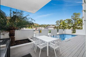 Outdoor dining - City convenience in Modern Townsville Apartment w secure parking, pool & views (Townsville City)