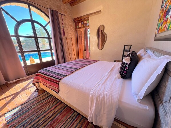 Desk, WiFi, bed sheets