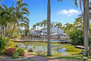 Pool - Oaks Family Getaway - Resort, Beach (Sunshine Coast)