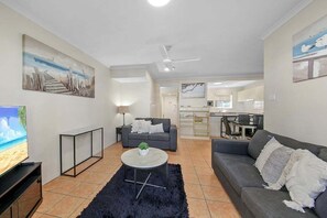 Living area - Oaks Family Getaway - Resort, Beach (Sunshine Coast)