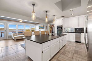 Fridge, microwave, oven, stovetop - Camel Rock-ON Beaver Lake-Sweeping Views-Sleeps 18 (Rogers)