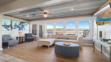 Televisio, takka, työhuone