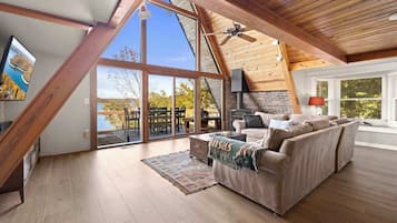 テレビ、暖炉、書斎 / ワークスペース