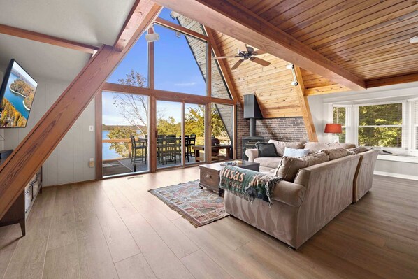 TV, fireplace, offices - Camel Rock-ON Beaver Lake-Sweeping Views-Sleeps 18 (Rogers)