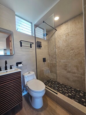 Shower, bidet, towels, soap - Cofresí Sunsets:Modern Beach Studio · Steps from Villa Cofresí with Ocean Access (Rincón)