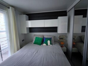 Een strijkplank/strijkijzer, beddengoed