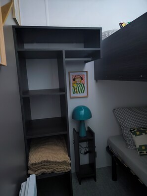 Iron/ironing board, bed sheets