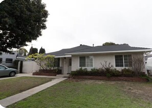 Exterior - Cozy 3-bedroom house near LAX & Torrance Airport (Torrance)