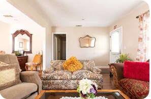 Living area - Cozy 3-bedroom house near LAX & Torrance Airport (Torrance)