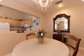 Dining - Cozy 3-bedroom house near LAX & Torrance Airport (Torrance)