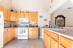 Private kitchen - Cozy 3-bedroom house near LAX & Torrance Airport (Torrance)