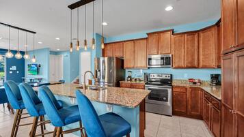 Fridge, oven, stovetop, dishwasher