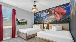 Hotellihuone, jossa on kaksi sänkyä, suuri seinämaalaus, kattokruunu ja ikkuna, jossa on verhot.