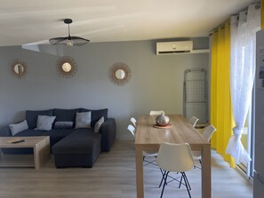 Dining - Apartment 'Les Balcons du Soleil Near Spa' with Private Terrace, Wi-Fi, Air Conditioning (Saint-Paul lès Dax)