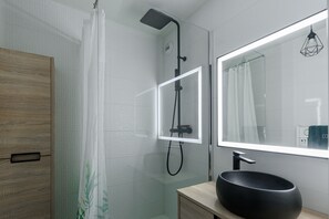 Dusche, Haartrockner, Handtücher