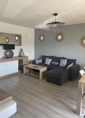 Living area - Apartment 'Les Balcons du Soleil Near Spa' with Private Terrace, Wi-Fi, Air Conditioning (Saint-Paul lès Dax)