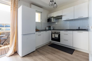 Kylskåp, mikrovågsugn, ugn och spishäll