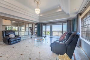 Smart-tv, eldstad och böcker