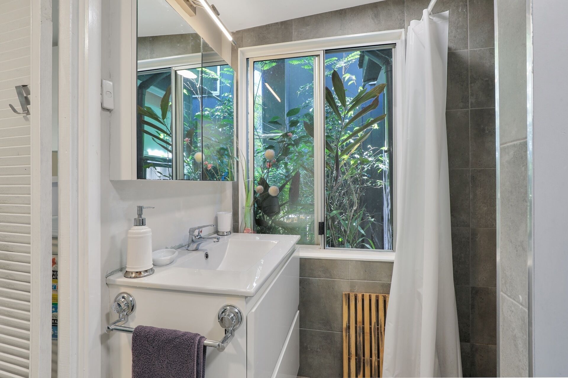 Shower, towels