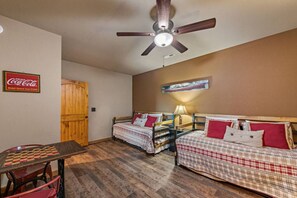 4 bedrooms, desk, free WiFi, bed sheets - Aska Adventure | Mtn Views | Hot Tub | Playground (Blue Ridge)