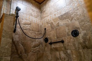 Douche, séchoir à cheveux, serviettes fournies
