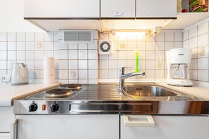 Kühlschrank, Herdplatte, Wasserkocher mit Kaffee-/Teezubehör