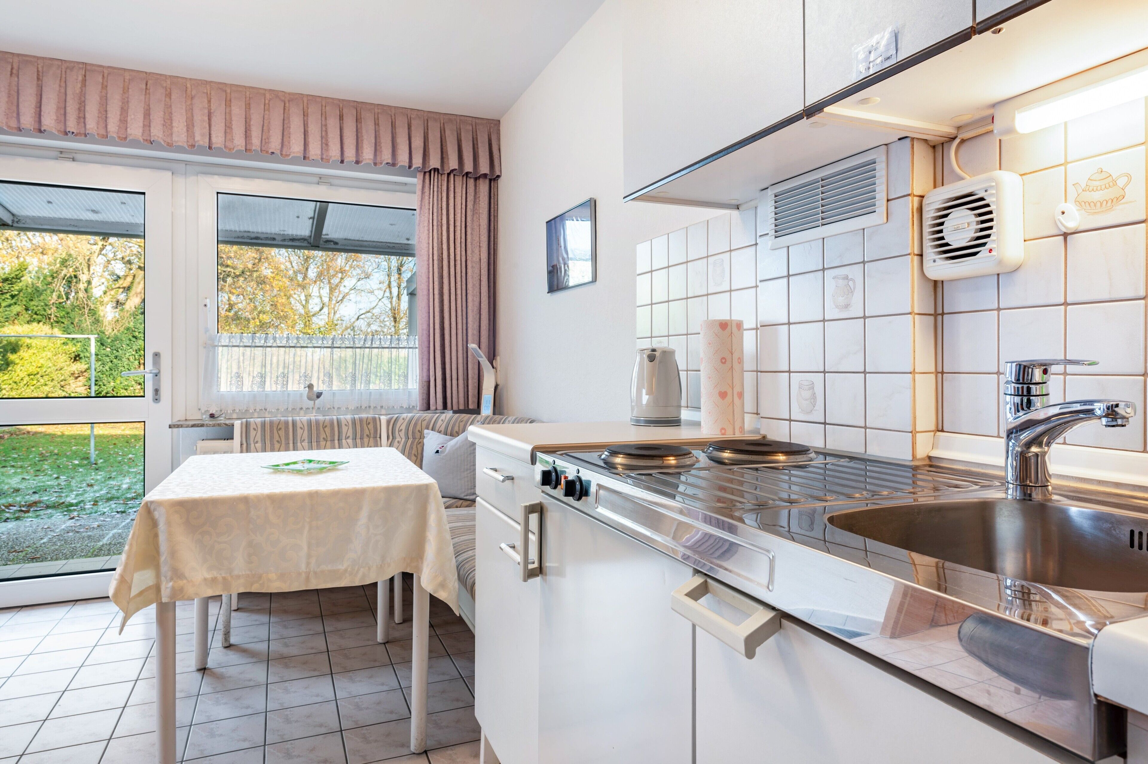 Kühlschrank, Herdplatte, Wasserkocher mit Kaffee-/Teezubehör