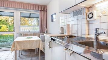 Kühlschrank, Herdplatte, Wasserkocher mit Kaffee-/Teezubehör