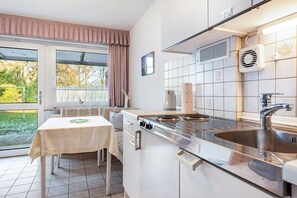 Kühlschrank, Herdplatte, Wasserkocher mit Kaffee-/Teezubehör