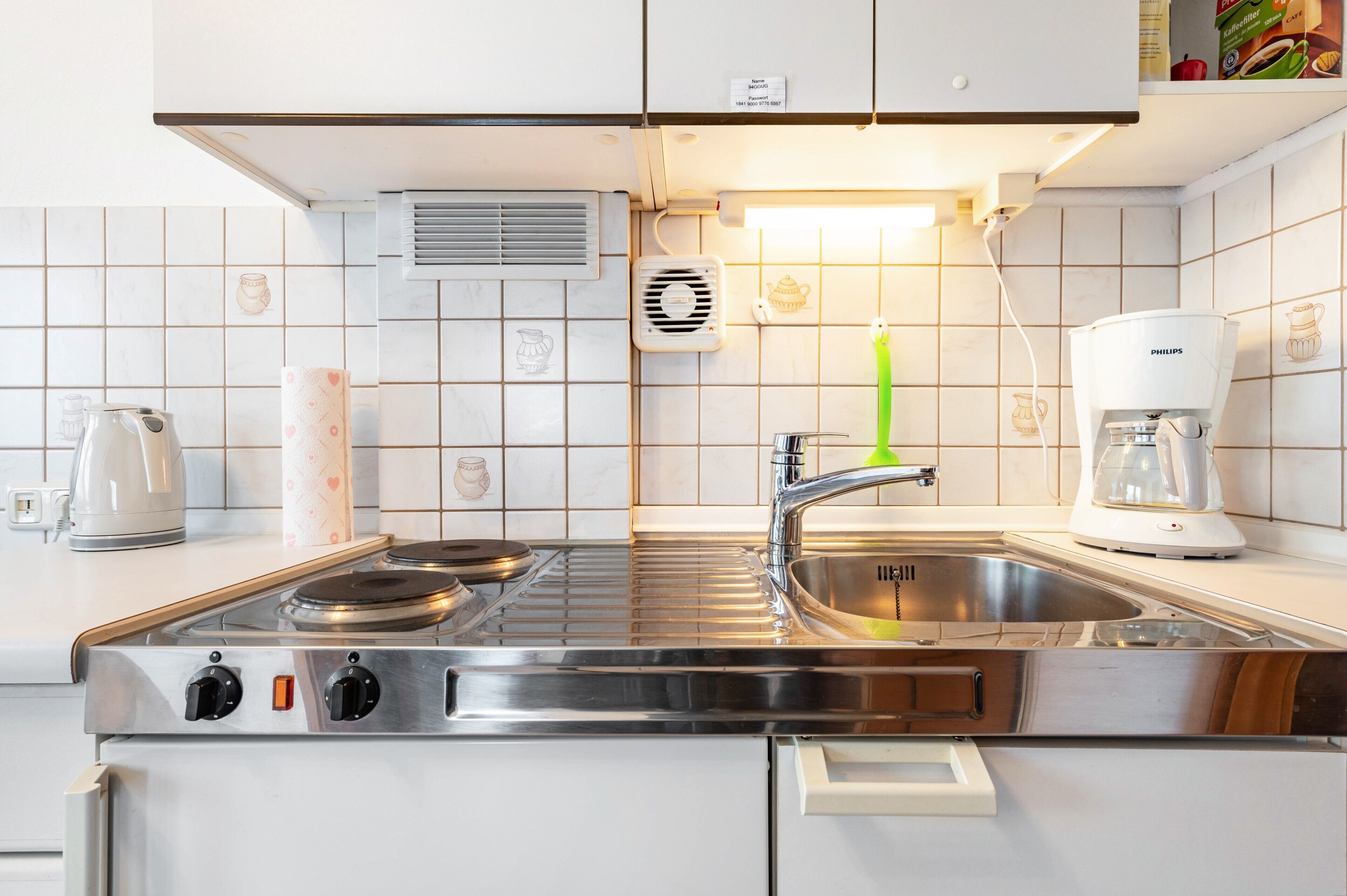 Kühlschrank, Herdplatte, Wasserkocher mit Kaffee-/Teezubehör