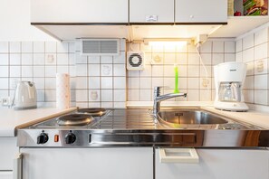 Kühlschrank, Herdplatte, Wasserkocher mit Kaffee-/Teezubehör