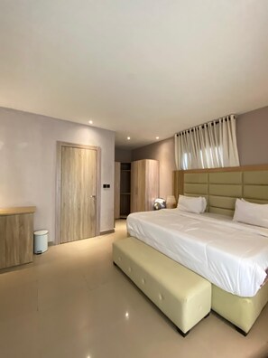 Bàn, khu vực làm việc phù hợp cho laptop, bàn ủi/dụng cụ ủi quần áo