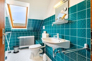 Shower, towels - Apartment “Nordzimmer” with Private Terrace, Garden, and Wi-Fi (Cuxhaven)