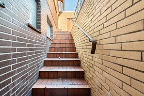 A set of outdoor brick stairs leading up to a building entrance. - Apartment "Souterrain" with Private Terrace, Garden, and Wi-Fi (Cuxhaven)