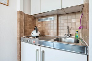 Fridge, coffee/tea maker, cookware/dishes/utensils - Room 'Südzimmer' with Private Terrace, Garden Access and Wi-Fi (Cuxhaven)