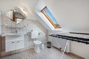 Shower, towels - Room 'Südzimmer' with Private Terrace, Garden Access and Wi-Fi (Cuxhaven)