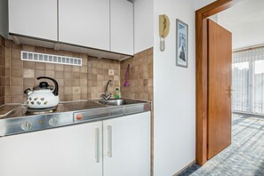 Fridge, coffee/tea maker, cookware/dishes/utensils - Room 'Südzimmer' with Private Terrace, Garden Access and Wi-Fi (Cuxhaven)