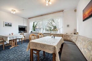 Dining - Room 'Südzimmer' with Private Terrace, Garden Access and Wi-Fi (Cuxhaven)