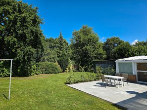 Outdoor dining - Room 'Südzimmer' with Private Terrace, Garden Access and Wi-Fi (Cuxhaven)