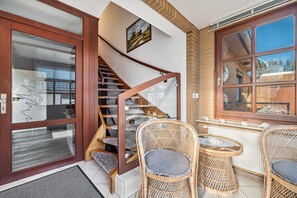 Interior - Room 'Südzimmer' with Private Terrace, Garden Access and Wi-Fi (Cuxhaven)