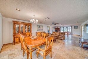 Dining - Perfect Location- Waterfront/Heated Pool/Spa/Gulf Access (Cape Coral)